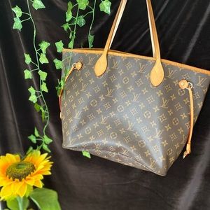 Louie Vuitton designer bag still in great condition selling for an amazing price